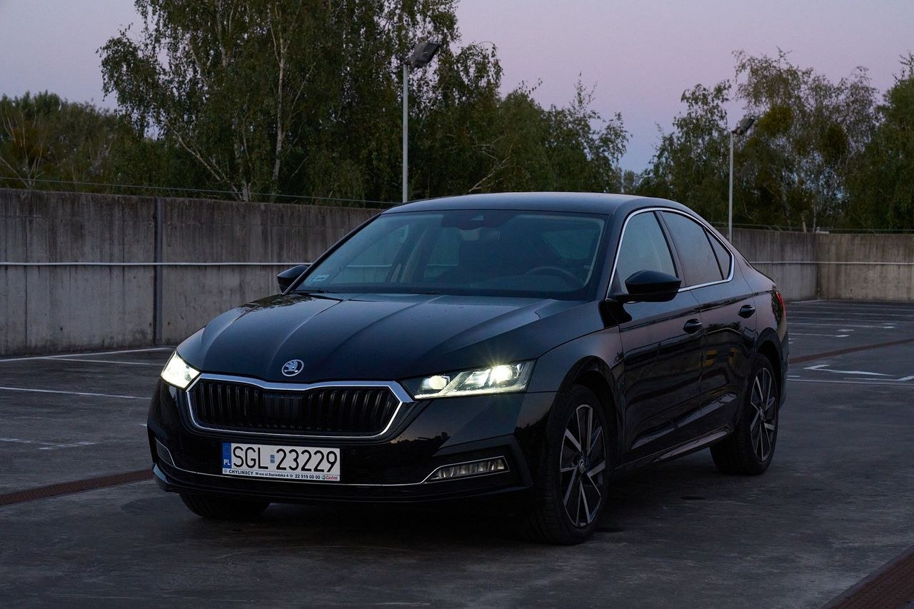 اشکودا اکتاویا 2.0 TDI امبیشن DSG