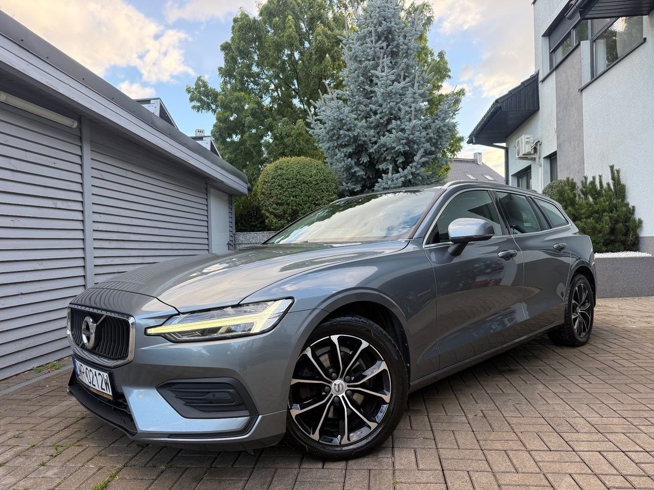 ولوو V60 D3 گیرترونیک مومنتوم پرو