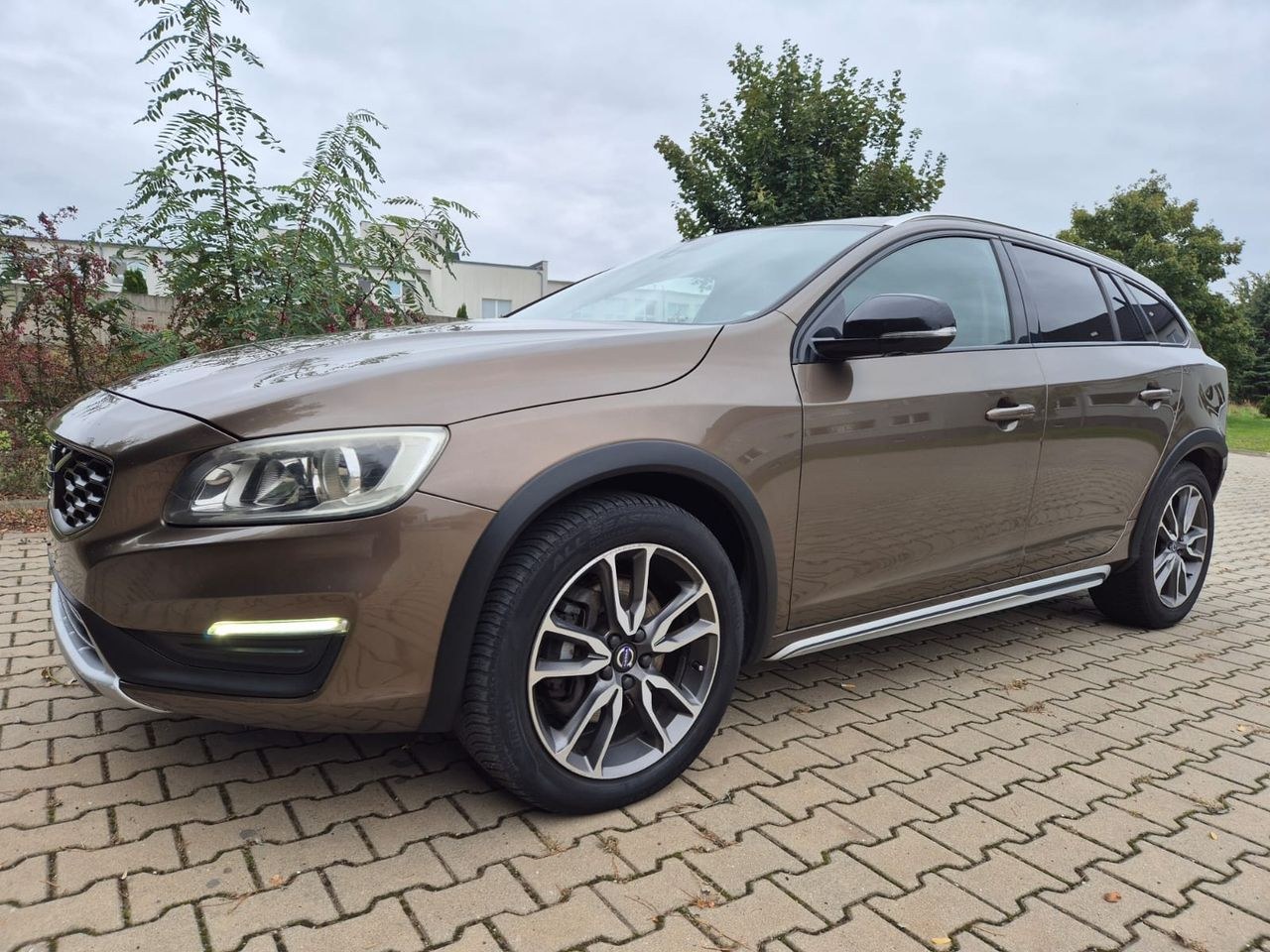 ولوو V60 کراس کانتری D4 AWD گیرترونیک مومنتوم