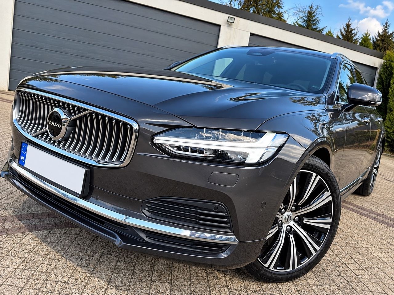 ولوو V90 T8 ری‌شارژ AWD گیرترونیک این‌اسکریپشن